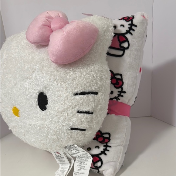 New Hello Kitty 2 Pack Decorative Pillows. - Picture 6 of 14